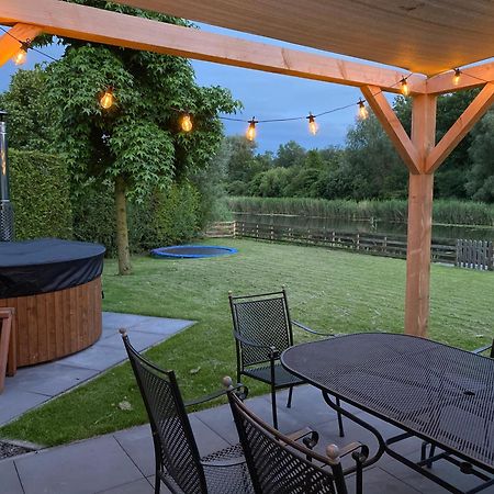 Villa Riverside Met Hottub, Eigen Aanlegsteiger, Zwemtrap, Trampoline En Kano'S Зеволде Екстериор снимка