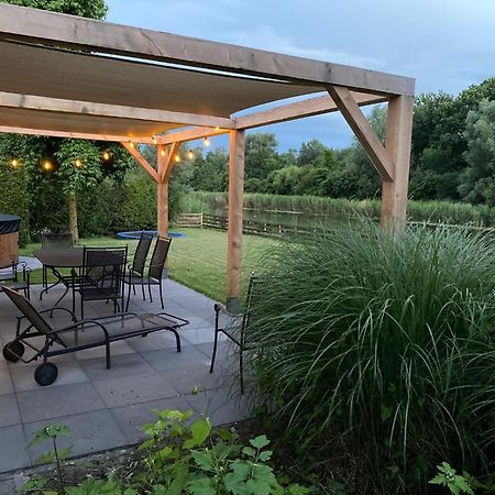 Villa Riverside Met Hottub, Eigen Aanlegsteiger, Zwemtrap, Trampoline En Kano'S Зеволде Екстериор снимка