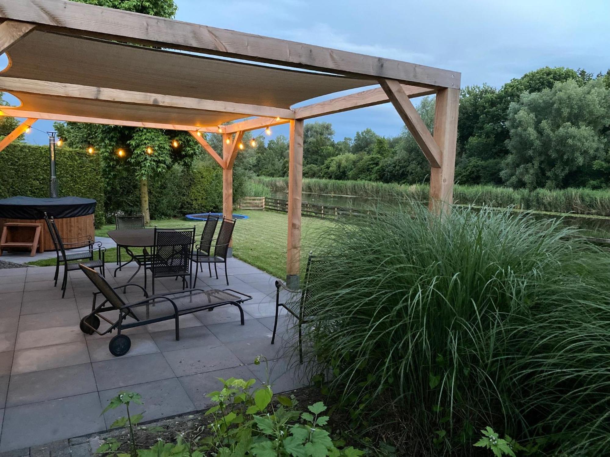 Villa Riverside Met Hottub, Eigen Aanlegsteiger, Zwemtrap, Trampoline En Kano'S Зеволде Екстериор снимка